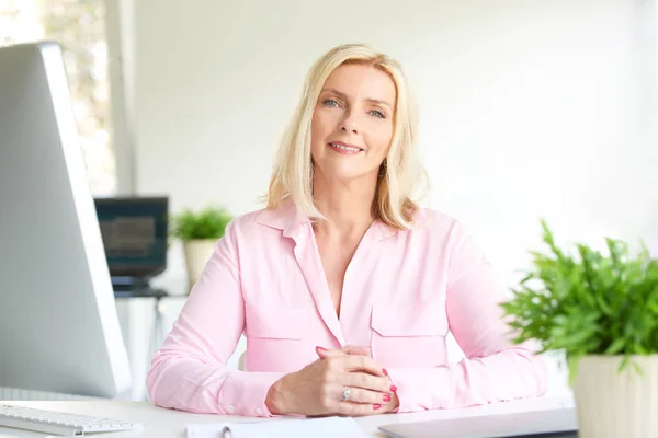 Porträt Einer Lächelnden Geschäftsfrau Hellen Büro — Stockfoto