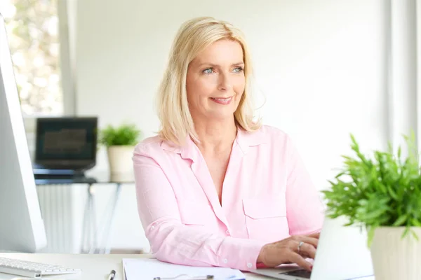 Senior Woman Using Laptop Computer While Working Office Doing Paperwork — Stock Photo, Image