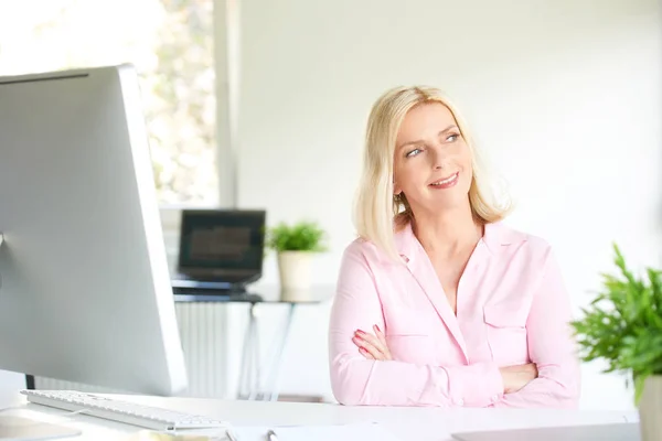 Retrato Una Mujer Negocios Sonriente Sentada Una Oficina Ligera — Foto de Stock