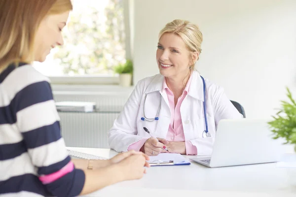 Tiro Médico Feminino Conversando Com Mulher Discutindo Relatório Médico Quarto — Fotografia de Stock