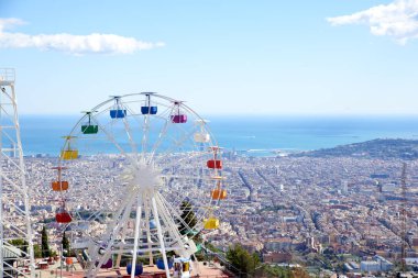Ferris SIMIDI Tibidabo eğlence parkı İspanya Barselona'nın manzarası içinde belgili tanımlık geçmiş ile üzerinde.