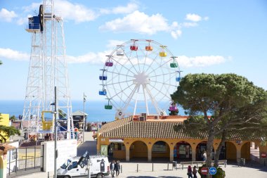 Tibidabo eğlence parkı ile dev dönme dolap içinde belgili tanımlık geçmiş Barcelona, İspanya.