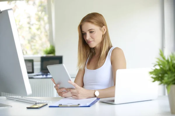 Una Joven Sonriente Que Trabaja Oficina Hermosa Mujer Negocios Sentada — Foto de Stock