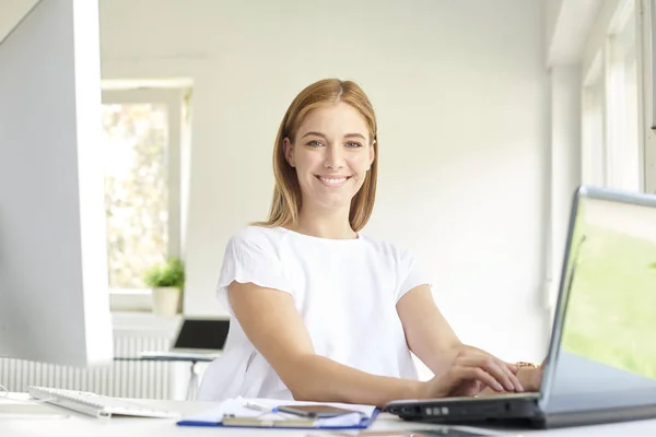 Shot Smiling Young Businesswoman Using Her Laptop While Sitting Office — Stock Photo, Image
