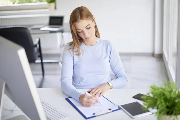 Hermosa Joven Empresaria Escribiendo Informe Oficina — Foto de Stock