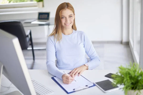 Hermosa Joven Empresaria Escribiendo Informe Oficina — Foto de Stock