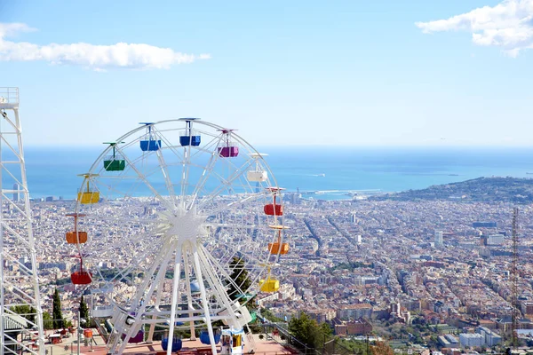 Ferris SIMIDI Tibidabo eğlence parkı İspanya Barselona'nın manzarası içinde belgili tanımlık geçmiş ile üzerinde.