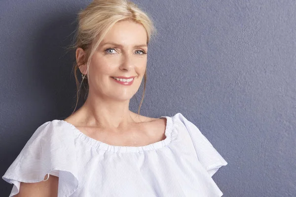 Schöne Reife Lächelnde Frau Trägt Weiße Bluse Gegen Graue Wand — Stockfoto