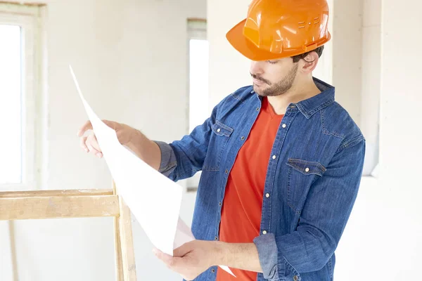 Retrato Del Joven Ingeniero Masculino Sosteniendo Plano Mano Mientras Estaba — Foto de Stock