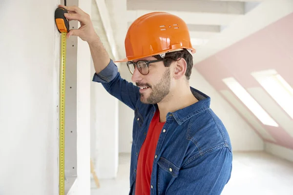 Ritratto Giovane Uomo Che Utilizza Metro Nastro Mentre Lavora Cantiere — Foto Stock