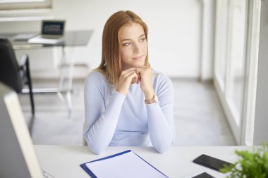 Ofis Masası oturma ve uzak düşünceli arıyorum genç profesyonel womman portresi yüksek açı. 