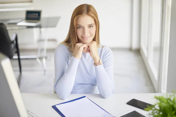 Alto Ángulo Tiro Pensamiento Joven Empresaria Sentada Escritorio Oficina — Foto de Stock