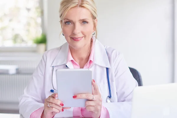 Médico Senior Femenino Usando Touchpad Mientras Está Sentado Habitación Los — Foto de Stock