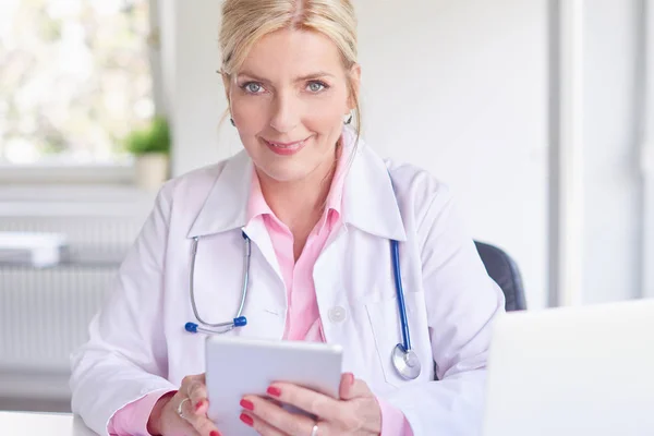 Oberärztin Mit Touchpad Arztzimmer Vor Laptop Und Computer — Stockfoto