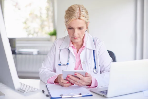 Pensamiento Médico Femenino Usando Touchpad Mientras Está Sentado Habitación Del — Foto de Stock