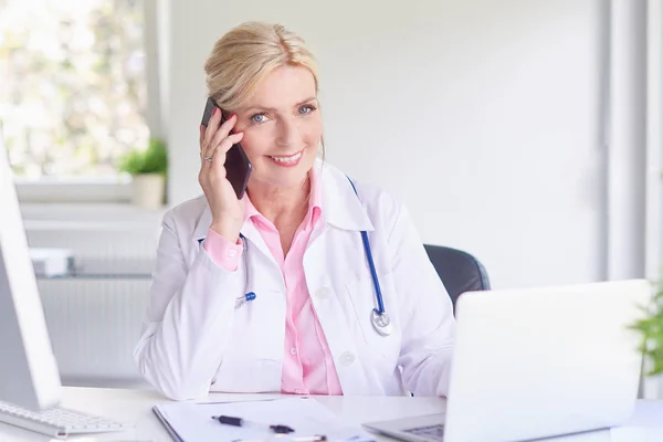 Shot Van Lachende Vrouw Praten Telefoon Overleggen Met Haar Patiënt — Stockfoto