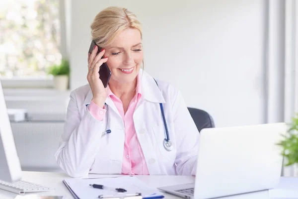 Tiro Bela Idosa Médica Usando Telefone Celular Consultoria Com Seu — Fotografia de Stock