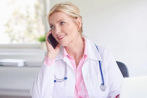 Βολή Του Όμορφη Γυναίκα Γιατρό Χρησιμοποιώντας Κινητό Τηλέφωνο Και Ραντεβού — Φωτογραφία Αρχείου