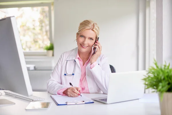 Inyección Una Hermosa Doctora Anciana Usando Teléfono Móvil Consultando Con — Foto de Stock