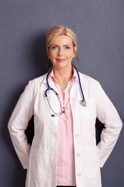 Portrait Beautiful Mature Female Doctor Standing Grey Wall — Stock Photo, Image