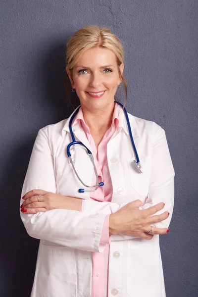 Portrait Senior Female Doctor Standing Folded Arms Grey Background — Stock Photo, Image