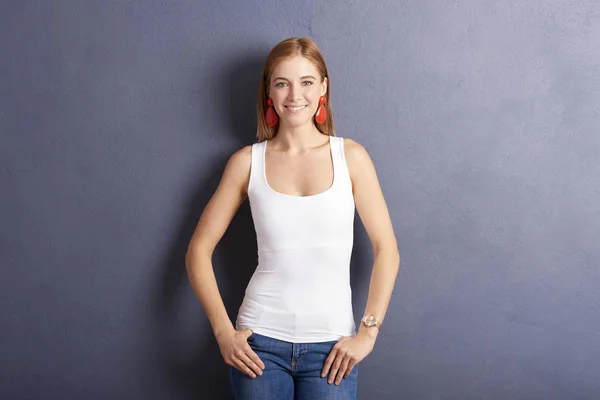 Retrato Jovem Feliz Olhando Para Câmera Enquanto Posando Contra Parede — Fotografia de Stock