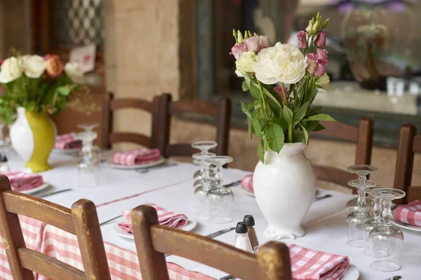 Aufnahme Eines Gedeckten Tisches Für Ein Essen Restaurant Mit Außenterrasse — Stockfoto
