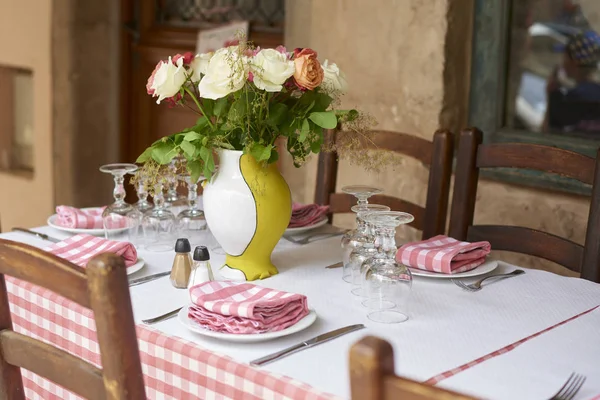 Tournage Une Table Dressée Pour Repas Restaurant Avec Terrasse Extérieure — Photo