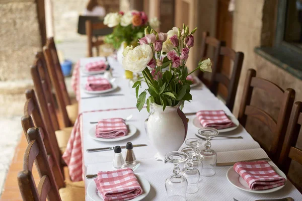 屋外テラス付きのレストランでの食事のためのテーブル ショット — ストック写真