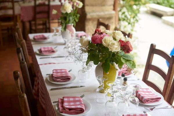 Aufnahme Eines Gedeckten Tisches Für Ein Essen Restaurant Mit Außenterrasse — Stockfoto