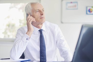 Smartphone içinde office çalışma laptop süre konuşurken çift üst düzey iş adamı