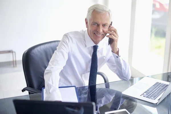 Executive Senior Obchodník Mluví Smartphone Při Pracovní Přenosný Počítač Kanceláři — Stock fotografie