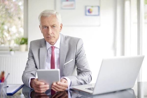 Senior Biznesmen Pomocą Cyfrowego Tabletu Biurka Pracę Nad Nowym Projektem — Zdjęcie stockowe