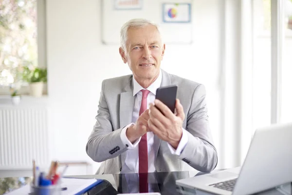 Empresário Sênior Usando Smartphone Mensagens Escritório — Fotografia de Stock