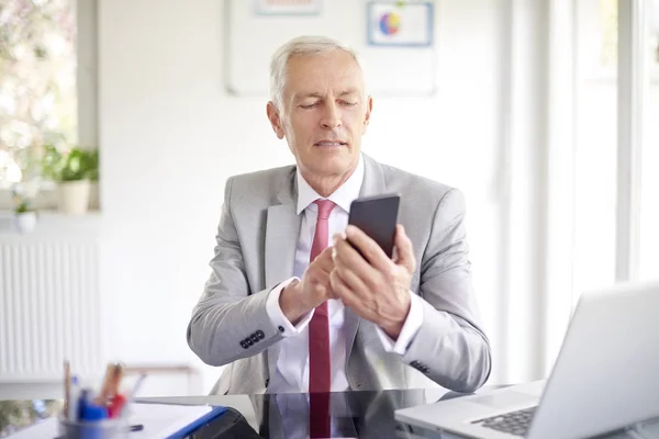 Hombre Negocios Senior Usando Smartphone Mensajería Oficina — Foto de Stock