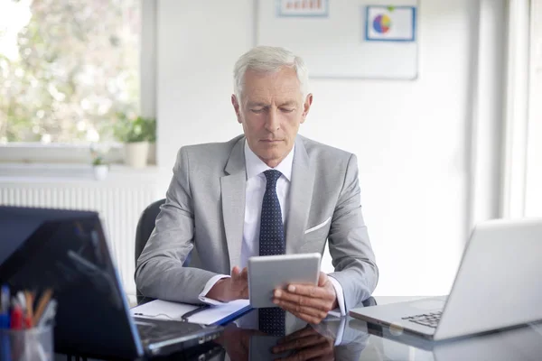 Senior Biznesmen Pomocą Cyfrowego Tabletu Biurka Pracę Nad Nowym Projektem — Zdjęcie stockowe