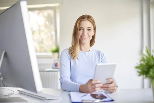 Jovem Empresária Usando Tablet Digital Mesa Escritório Frente Laptop — Fotografia de Stock