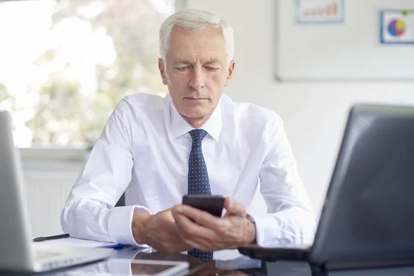 Hombre Negocios Senior Usando Smartphone Mensajería Oficina —  Fotos de Stock