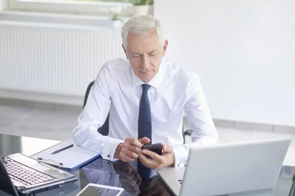 Uomo Affari Anziano Che Utilizza Smartphone Messaggistica Ufficio — Foto Stock