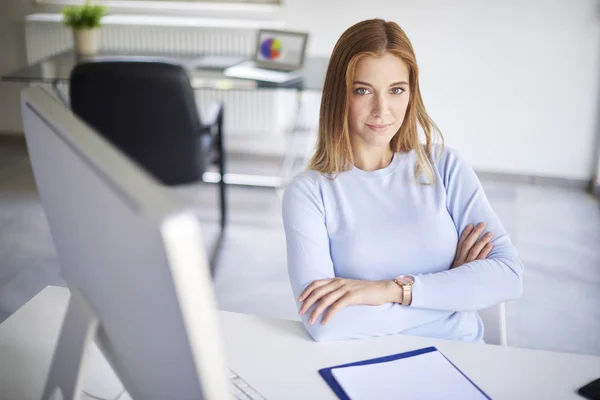 Sorrindo Jovem Empresária Sentada Frente Computador Posando Escritório Brilhante — Fotografia de Stock