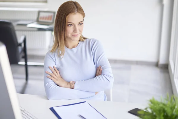 Smiling Wanita Bisnis Muda Duduk Depan Komputer Dan Berpose Kantor — Stok Foto