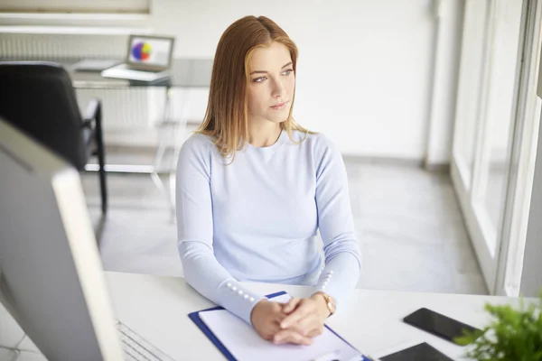 Sorrindo Jovem Empresária Sentada Frente Computador Posando Escritório Brilhante — Fotografia de Stock