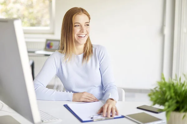 Sonriente Joven Empresaria Sentada Frente Computadora Posando Una Oficina Luminosa — Foto de Stock