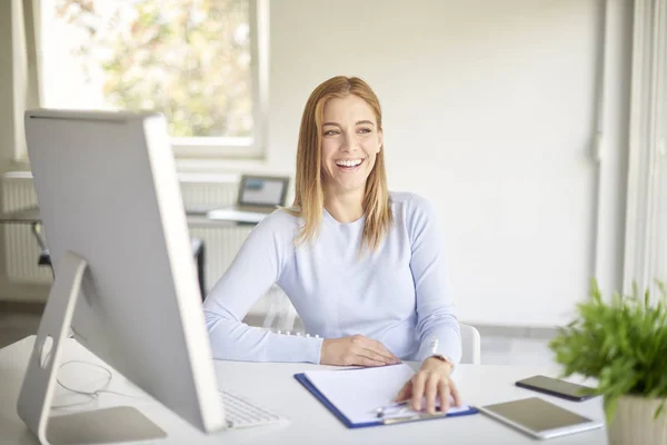 Sonriente Joven Empresaria Sentada Frente Computadora Posando Una Oficina Luminosa — Foto de Stock