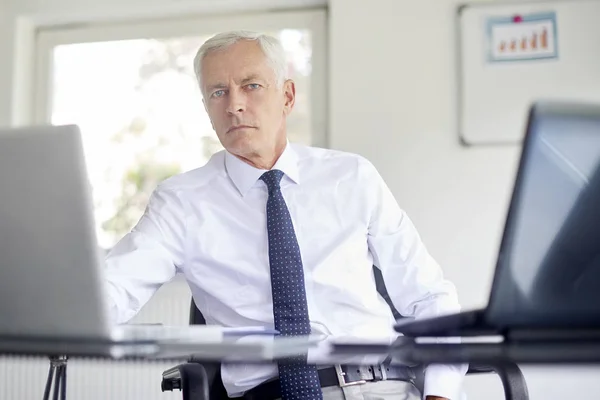 Executive Senior Businessman Posing Office Desk Laptops — Stock Photo, Image