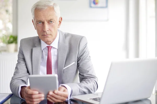 Senior Geschäftsmann Nutzt Digitales Tablet Schreibtisch Und Arbeitet Neuem Projekt — Stockfoto