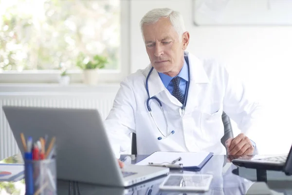 Retrato Del Médico Senior Trabajando Portátil Mientras Está Sentado Sala — Foto de Stock