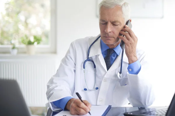 Retrato Médico Masculino Fazendo Chamada Com Seu Paciente Escrevendo Diagnóstico — Fotografia de Stock