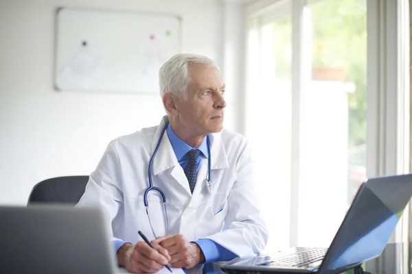 Retrato Del Médico Varón Mirando Pensativamente Mientras Está Sentado Consultando — Foto de Stock