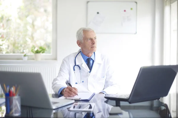 Retrato Del Médico Varón Mirando Pensativamente Mientras Está Sentado Consultando — Foto de Stock